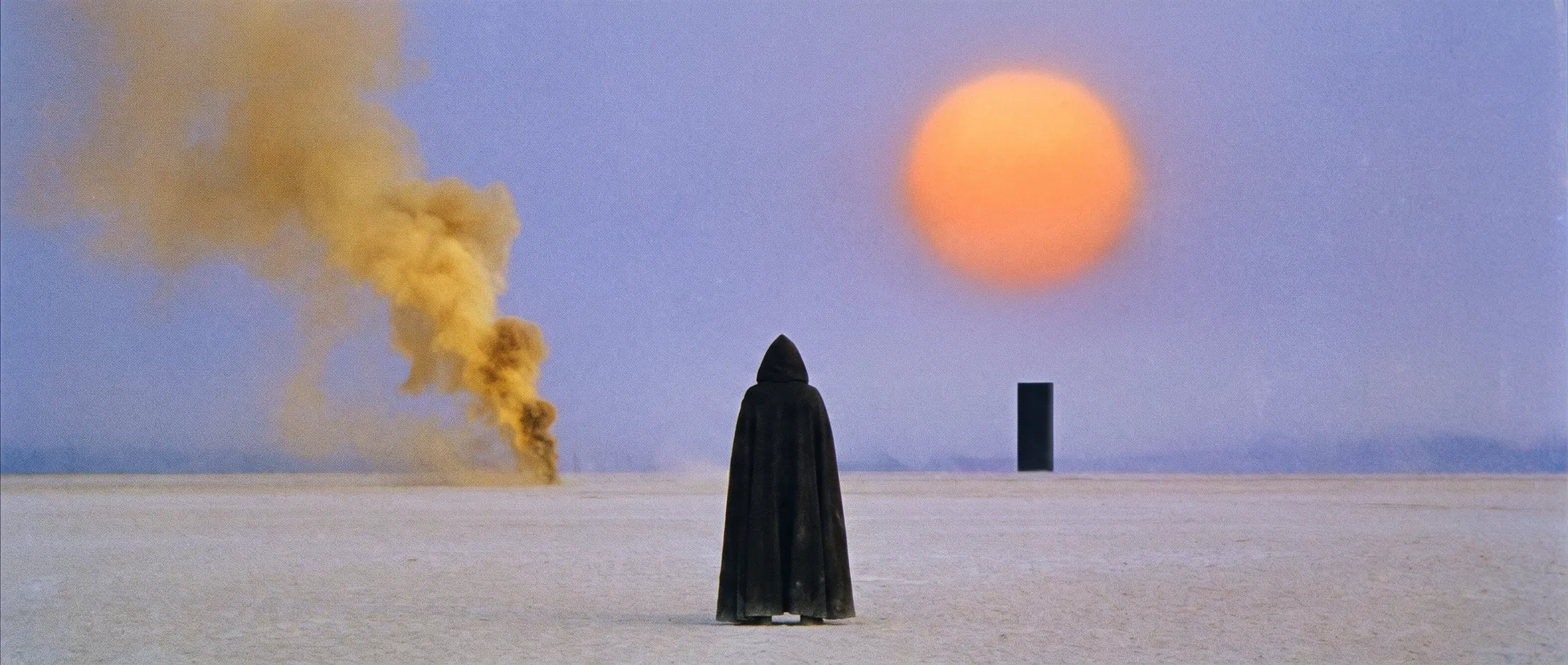 Figura incappucciata in un deserto salato, sole arancione basso, fumo giallo e un monolite nero