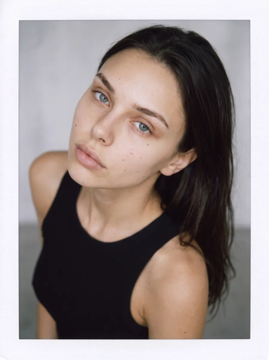 Stella Kudo, testa inclinata, sguardo in camera